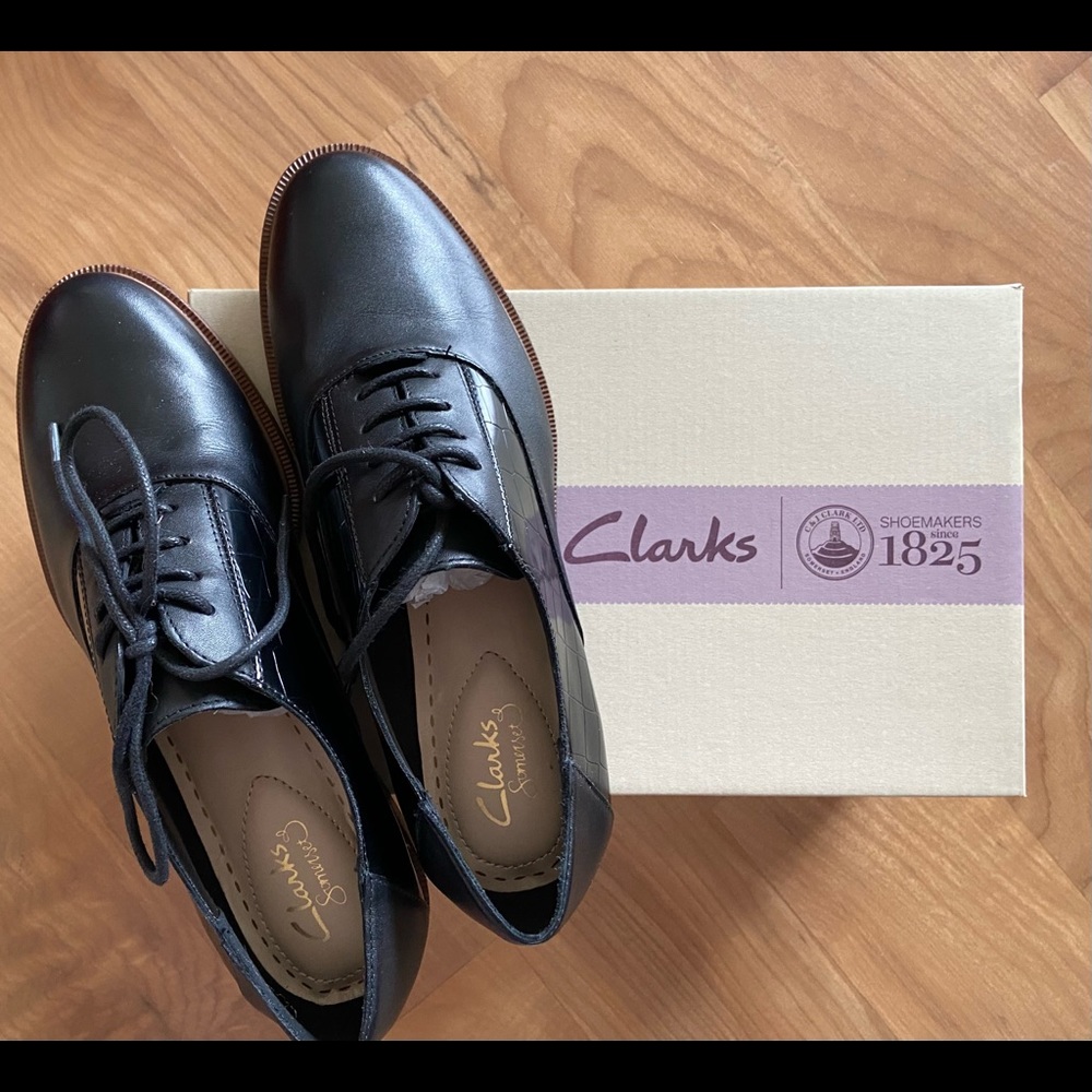 Clarks women black leather loafers